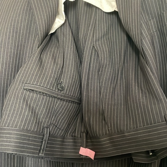 Kenneth Cole. New York. Man’s pinstripe jacket and slacks. Great condition. - Picture 9 of 10